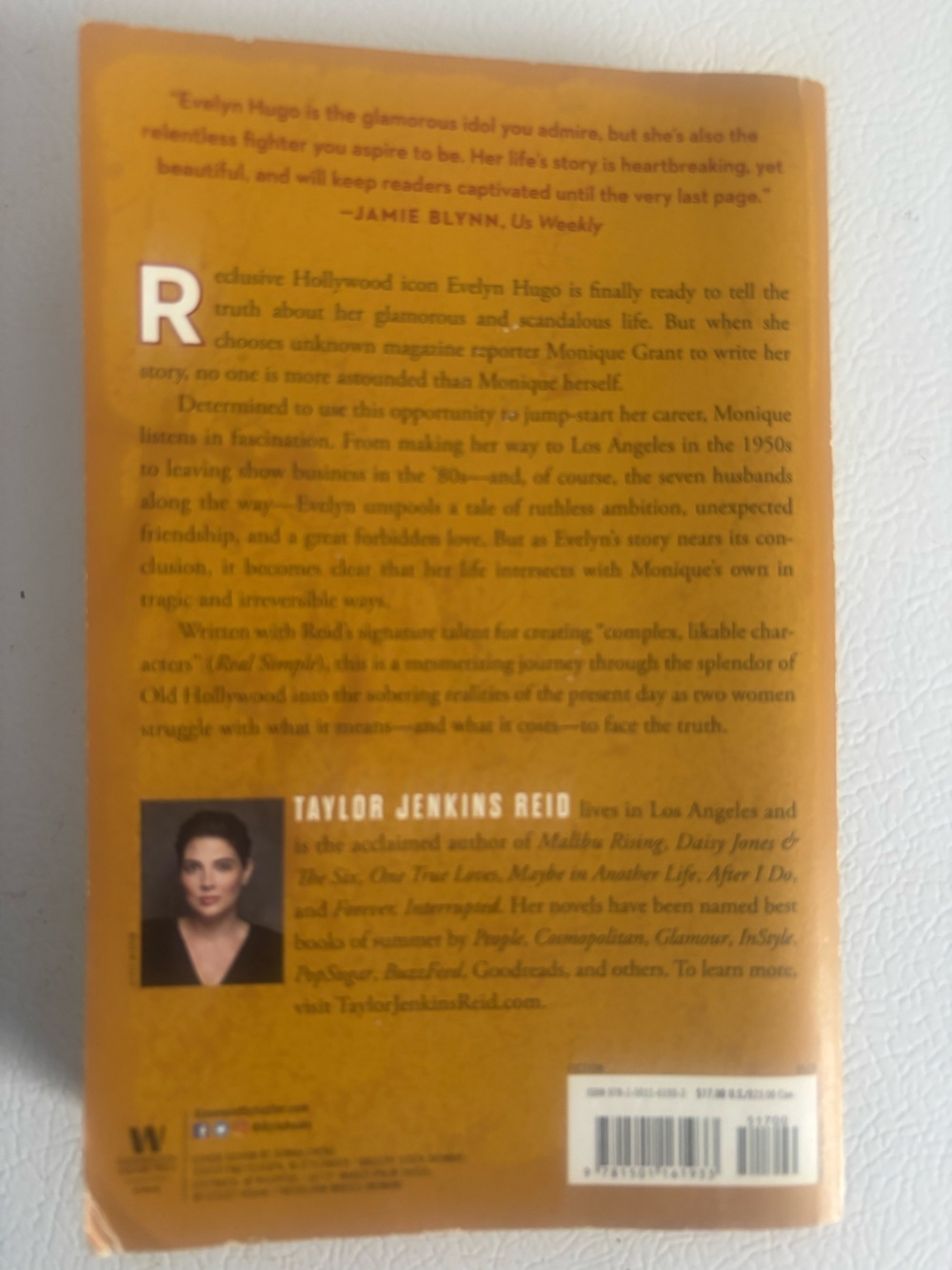 The seven husbands of Evelyn Hugo book - Picture 2 of 2